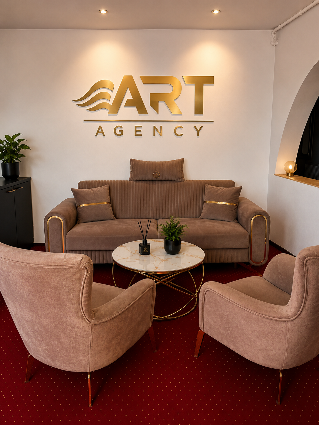 Zona de primire a studioului Art Agency, cu canapea și fotolii